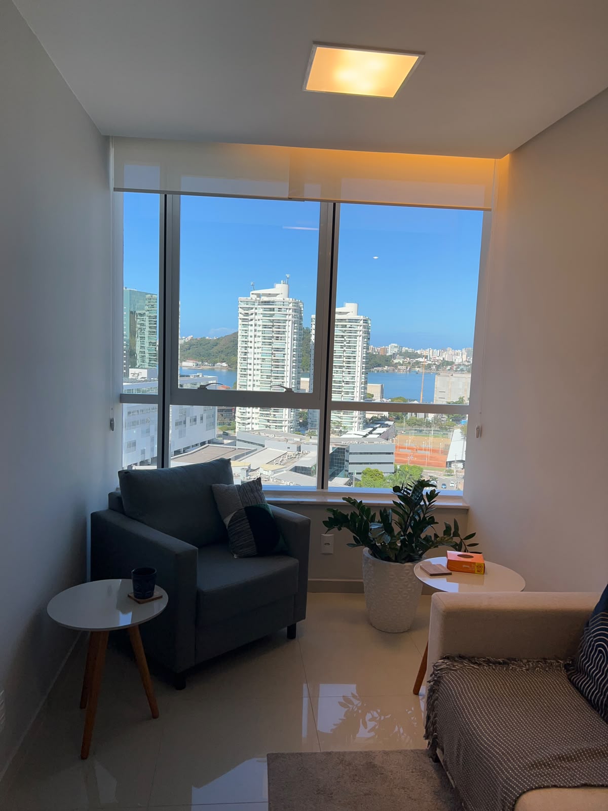 Vista da janela do consultório com Baía de Vitória ao fundo